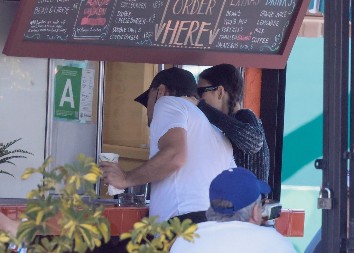 Samo je njoj pošlo za rukom da ukroti okorelog neženju: Sada su snimljeni kako se baškare na luksuznoj destinaciji, a ona "grmi" od zgodnoće