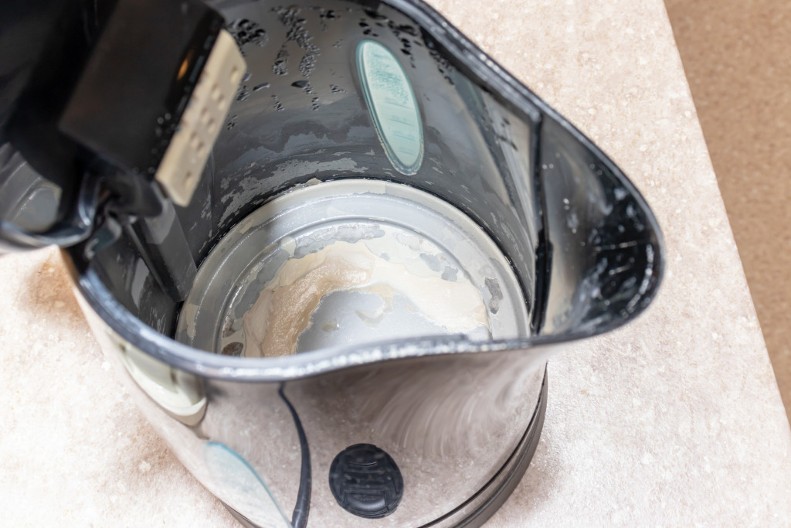 Nije sirće, nego nešto 100 puta bolje: Dodala je jedan prirodni sastojak u ketler, razorio sav kamenac