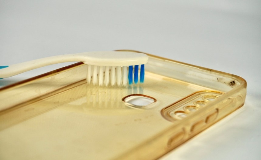 Kako da vam ne požuti providna maska za telefon? Uz ove cake izgledaće kao da ste je tek kupili