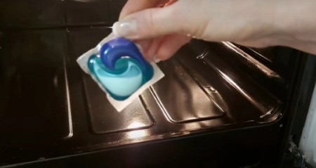 Uz ovaj trik rerna će zablistati kao da ste je tek kupili: Evo kako da sa tabletom za pranje sudova očistite šporet bez imalo napora