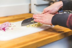 Ako na plastičnoj dasci vidite ovo, odmah je bacite: Jako je opasno seći hranu na njoj ako izgleda ovako