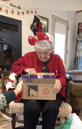 Njena reakcija, topi i najtvrđa srca, rasplakala se iz duše: Unuke baki (90) kupile poklon koji je čekala celog života, samo to je želela