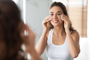 Sve žene sada rade „skinfooding“: Jeftin trend za mladolik izgled je spas za suvu i umornu kožu