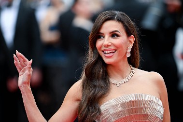 Toaleta dostojna jedne dive: Eva Longorija "prošetala" haljinu za koju svi kažu da je kao magija!