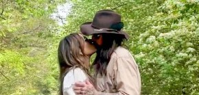 Totalno odlepila za njim: Elizabet Harli otkrila detalje veze sa ocem Majli Sajrus, sve ide kao po ,,loju", osim jedne stvari