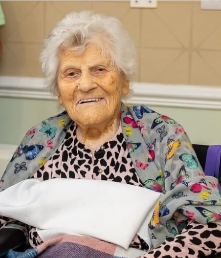 „Jedno pravilo me održalo u životu 116 godina“: Najstarija žena na svetu otkrila tajnu dugovečnosti, kralj Čarls joj lično čestitao