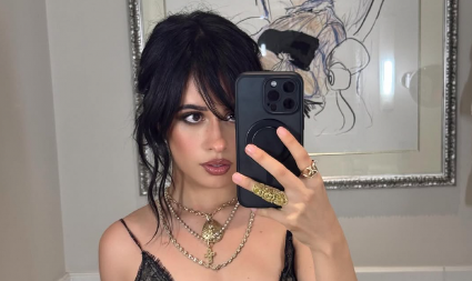 Upoznala je danas, a sutra joj pevala na svadbi: Ljudi pali u nesvest kada su videli šta je uradila pop zvezda - omiljena u Srbiji