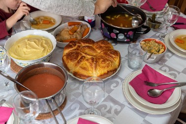 Neko samo stavlja novčić, a ne znaju da je mnogo važno i ovo staviti: Privlači berićet, zdravlje i sreću u svaku kuću