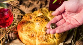 Mnogi ovo nisu znali: Profesor bogoslovije otkrio šta zapravo znači kada se nađe novčić u česnici