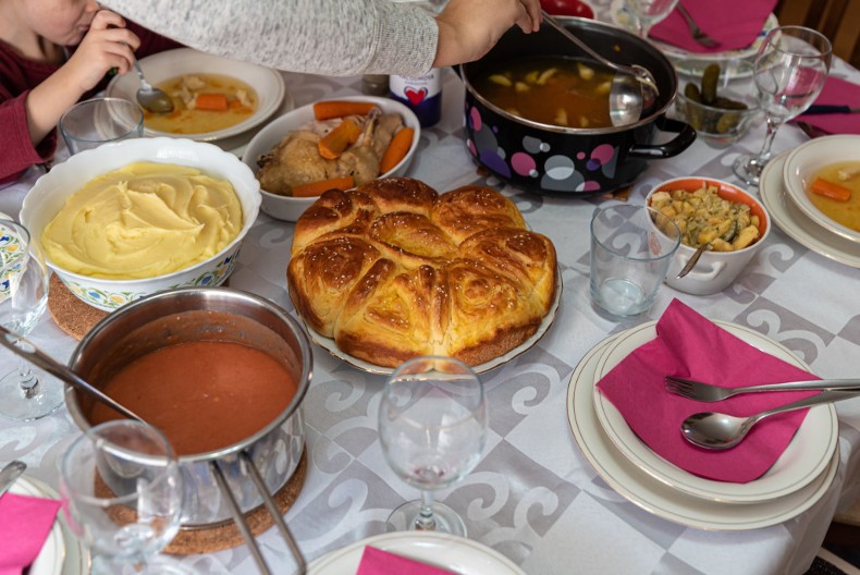 Ovako su naše bake pravile česnicu: Recept za božićnu pogaču, koji se prenosi sa kolena na koleno