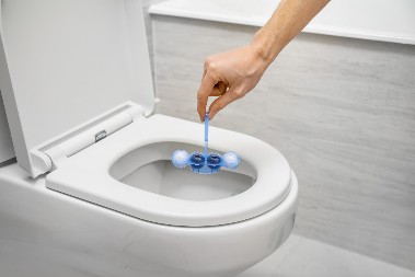 Godinama unazad grešite, evo praktičnog rešenja: Kako se pravilno namešta osveživač za wc šolju?