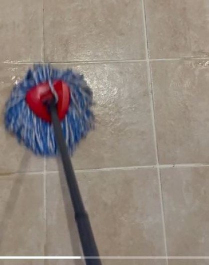 Čistite fuge za minut bez ribanja: Isprskajte ovo sredstvo i imaćete kupatilo kao iz časopisa