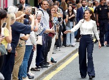 Mislili smo da je nemoguće! Pronašli smo pantalone koje najbolje izdužuju noge, sužavaju struk i kriju stomačić