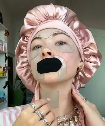 Žene masovno idu na spavanje s maskama, turbanima i trakicama: Novi trend zavladao svetom, evo kakav efekat se postiže