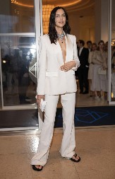 Irina Šajk prošetala u odelu koje je hit sezone: Ovaj model sakriva stomak i široke kukove, a izdužuje noge