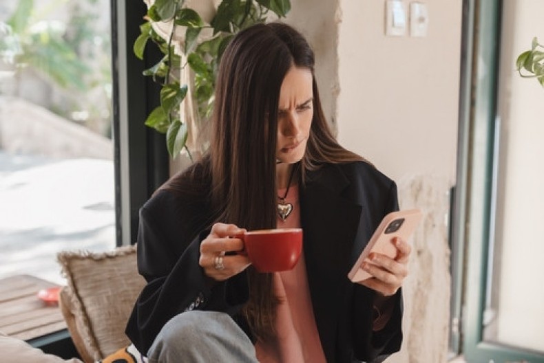 Da li da odem pravo u policijsku stanicu? Svakog jutra pijem kafu u istom kafiću, a sada mi je stigla ova jeziva poruka!