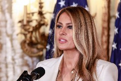 Melanija Tramp u belom odelu u UN izazvala globalni skandal: Da li njena bakarna bluza krije tajnu poruku moći i revolucije?