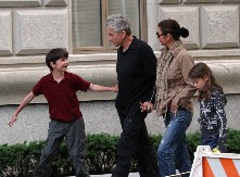 Rođeni su 25. septembra, ali sa 25 godina razlike: On je glumački bog, ona lepotica, zovu ih deda i unuka, a ona mu oprašta sve!