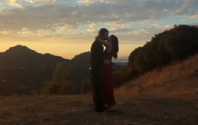 Odugovlačio 7 godina: Pevač konačno zaprosio devojku sa kojom je proveo čitavu mladost, zaslužila je ovaj prsten