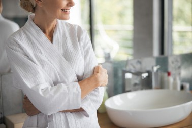 Ceo život pogrešno nosite bademantil: Ostaćete šokirani kada budete videli kako se pravilno vezuje