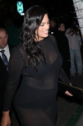 Plus sajz manekenka izdominirala u haljini koja skida 15 kg: Dekolte mamio sve poglede, ali bez trunke vulgarnosti