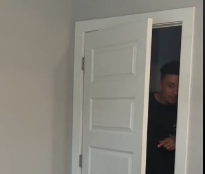 Reakcija muža postala hit na internetu! Žena je uradila ovo za godišnjicu braka, on zanemeo, kao i ljudi koji su videli snimak!