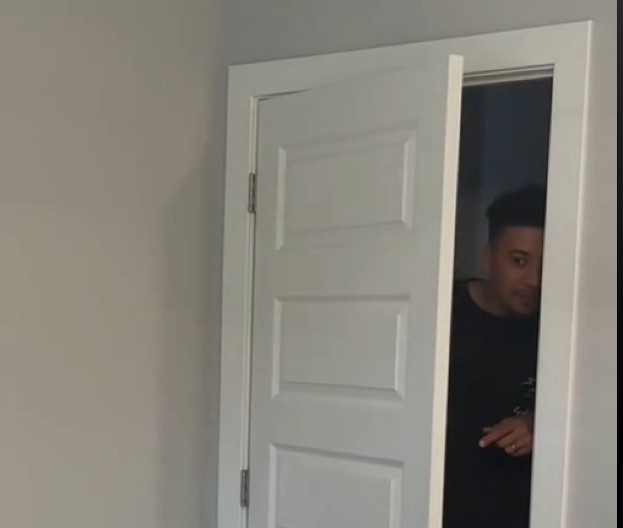 Reakcija muža postala hit na internetu! Žena je uradila ovo za godišnjicu braka, on zanemeo, kao i ljudi koji su videli snimak!