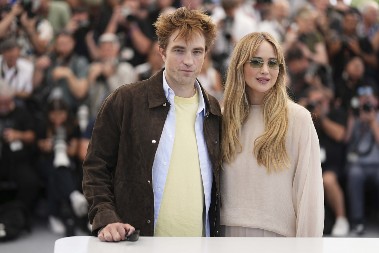 „Skočili smo jedno na drugo kao tigrovi“: Dženifer Lorens do detalja opisala intimnu scenu sa Robertom Patinsonom