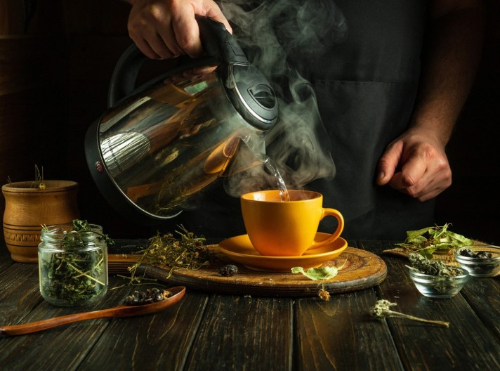 Boli vas grlo: Narodni travar otkriva koju grešku svi prave, samo ovako spremljen čaj deluje