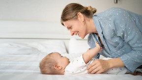 Pitajte bebu da joj promenite pelenu: Evo zašto eksperti preporučuju neobičnu naviku, razlog je važniji nego što mislite