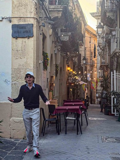 Aman, čoveče, hoćeš li se smiriti? Ima osmoro dece sa pet žena, praunuke, a sad u 82. godini opet čeka bebu