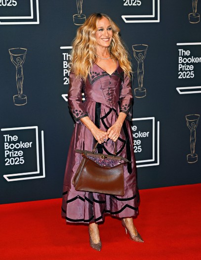 Srpkinje u šoku: Sara Džesika nosi torbu od 600.000 dinara potpuno OTVORENU – lopovi bi je razgrabili za minut