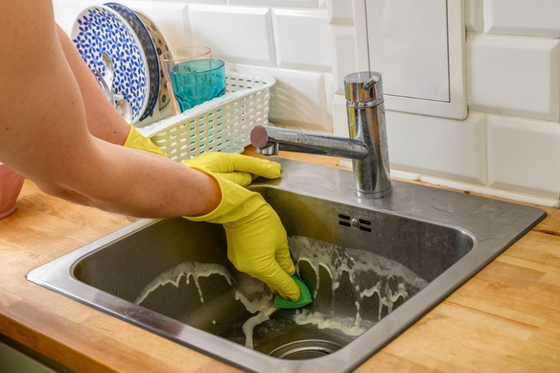 Smrad se oseća iz sudopere? Rešenje od 2 sastojka deluje brže od hemikalija!