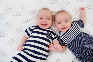 Istopićete se od miline: Blizanci se prvi put pogledali, njihova reakcija bi raznežila i kamen!