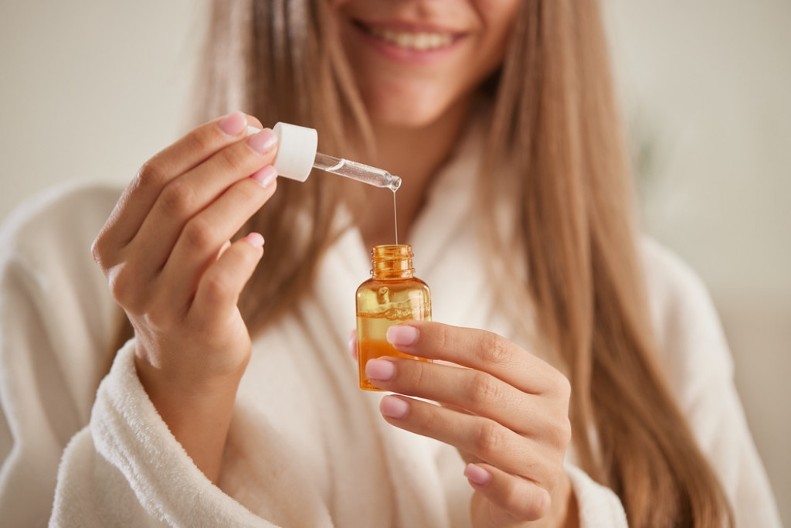 Negovana kosa tokom zime: Ovo ulje je čini jakom, sjajnom i neopisivo mekanom, samo vodite računa o jednoj stvari