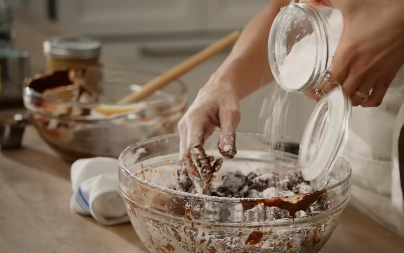 Kao iz poslastičarnice: Poboljšajte ukus kolača iz kesice jednostavnom zamenom, biće sočniji nego ikada