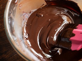 Kako da čokoladna glazura ne puca kad sečete kolač: Poslastičar otkrio caku koju je do sada krio od svih