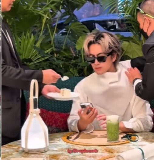 Svi se krste i levom i desnom rukom: Sina najbogatijeg Kineza hrani telohranitelj u kafiću iako ima 20 godina