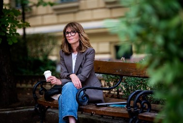 Snaja je starija od mene! Očajna sam, moj sin se ljuti što se mešam, a ja samo ne razumem šta će mu druga mama