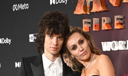 Došli kao na sahranu: Majli Sajrus i dečko zavijeni u crno na premijeri, ali nisu tužni, jedan detalj je otkrio sve