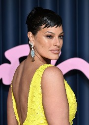 Žena od skoro 100 kila zasenila ceo London: Niko nije disao kad je ušla! Ešli Grejem u žutoj toaleti ukrala šou svim manekenkama