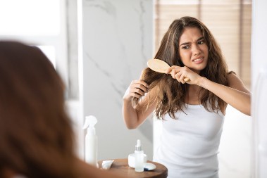 Zamršena kosa od ranog jutra: Evo zašto vam se to dešava čim otvorite oči, uradite ovo kako biste je zaštitili