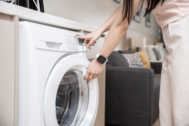 Ubacila je u veš mašinu plastičnu kesu: Efekat je neveovatan, a sad je koristi za svako pranje