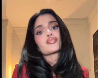 Kajli Džener u crvenoj koži bacila muškarce na kolena! Bujne cice beže iz jakne, ona meša kukovima!