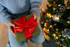 Poklon ne mora da bude skup: Evo da za male pare oduševite svoje najmilije, ove stvari se ne odbijaju