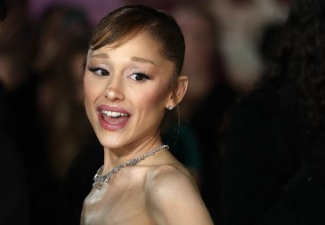 I kroj i boja, ma sve, cakum pakum je! Crveni kaput slavne pevačice je komad koji svaka žena u Srbiji treba da ima ove zime