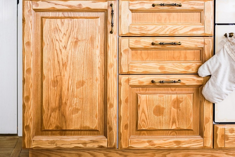 Drveni ormarići će da zablistaju: Samo 2 stvari uklanjaju tragove od kuvanja, rastvaraju masnoću kao od šale