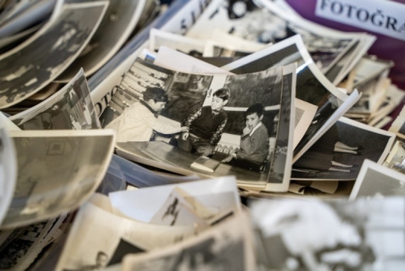 Na buvljaku pronašla stare porodične fotografije: Kada se malo bolje zagledala u dete sa slike, srce joj je zadrhtalo