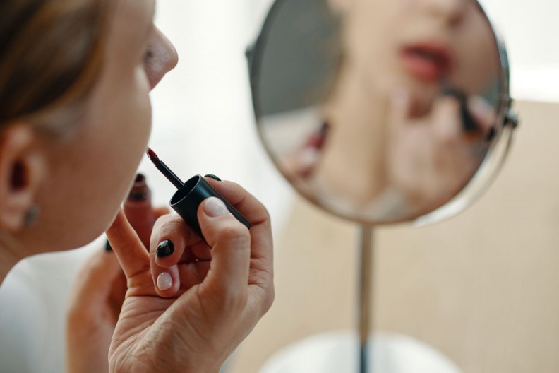 Odjednom su ga svi zamrzeli, a bio je ruž nad ruževima: Ova boja se ponovo vratila, nema bolje nijanse za zimu + i za Novu godinu