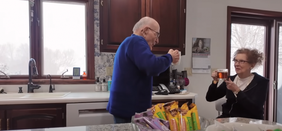 Baka i deka su u braku 65 godina: Njihov unuk otkrio zašto iz kreveta ne ustaju pre 10